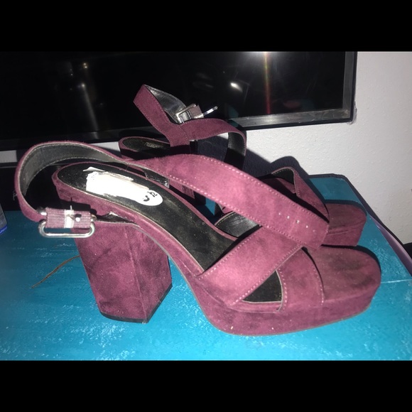 *SOLD* Maroon chunky platform heels - Picture 2 of 4